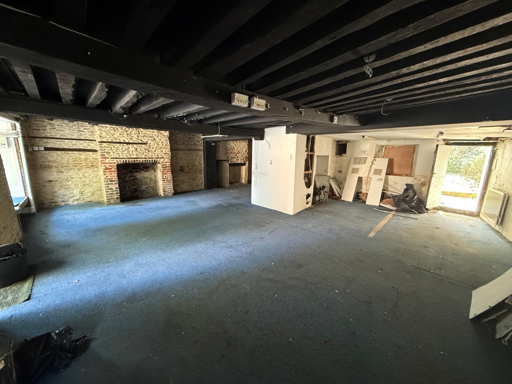 Lot: 15 - TOWN CENTRE PROPERTY WITH CONSENT FOR THREE DWELLINGS - Main view of the open plan retail area